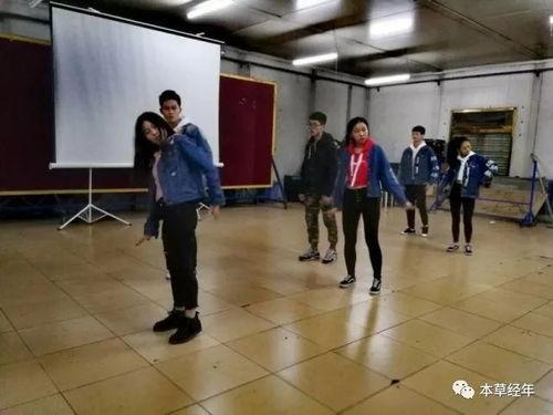学校迎新晚会吃瓜,吃瓜群众围观校园风云